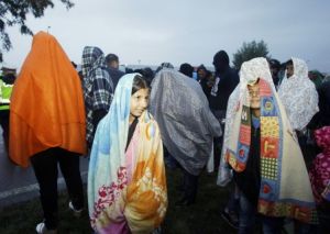 805006-des-migrants-traversent-la-frontiere-austro-hongroise-le-5-septembre-2015-pour-prendre-des-autobus-e